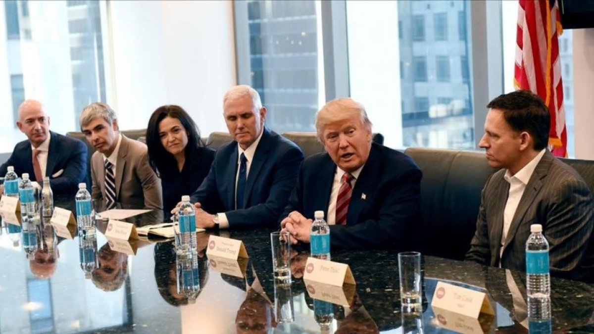De izquierda a derecha, Jeff Bezos (Amazon), Larry Page (Alphabet), Sheryl Sandberg (Facebook), el vicepresidente electo Mike Pence, Donald Trump y Peter Thiel (PayPal), en una reunión del futuro presidente con el sector tecnológico de EEUU.