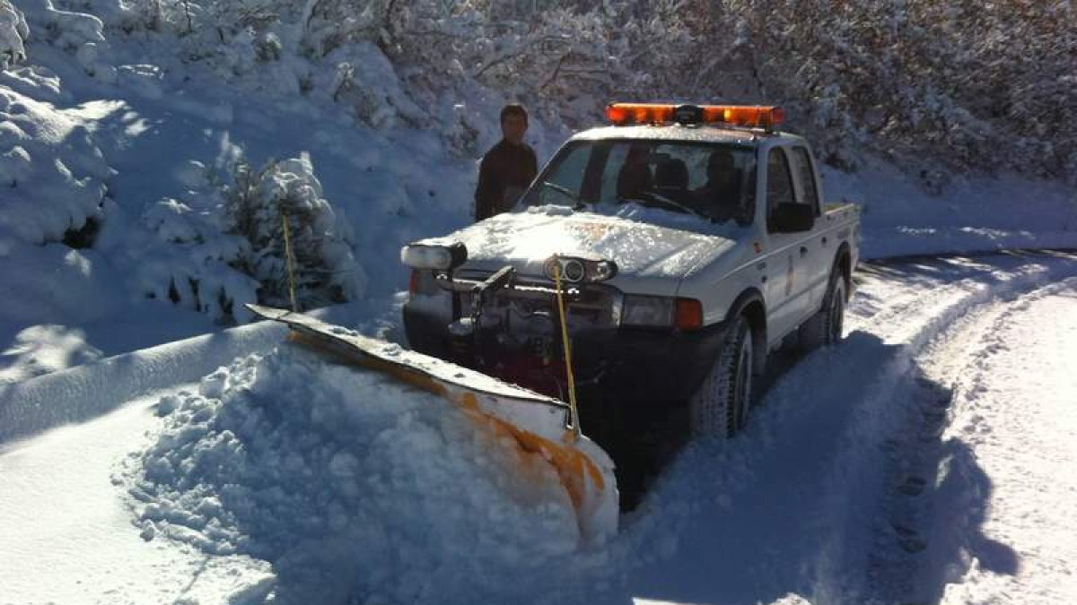 El camión-pala tuvo que retirar ayer por la mañana la nieve caída en la carretera de Curueño, en el municipio de Riello.