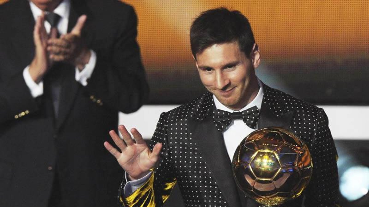 El jugador argentino del FC Barcelona, Lionel Messi, posa con el trofeo FIFA Balón de Oro