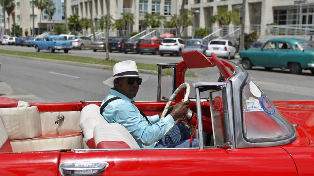 Ramón Mongui conduce su coche estadounidense antiguo por las calles de La Habana. YANDER ZAMORA