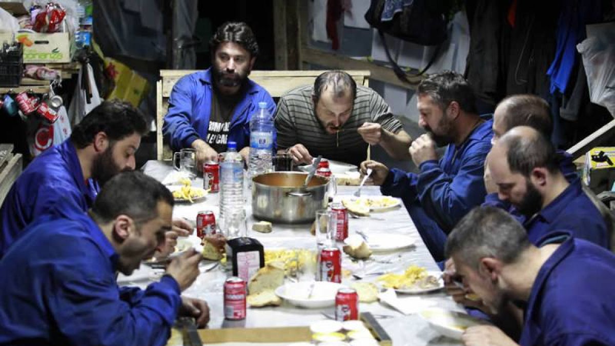 Una de las comidas de los ocho mineros encerrados en Santa Cruz