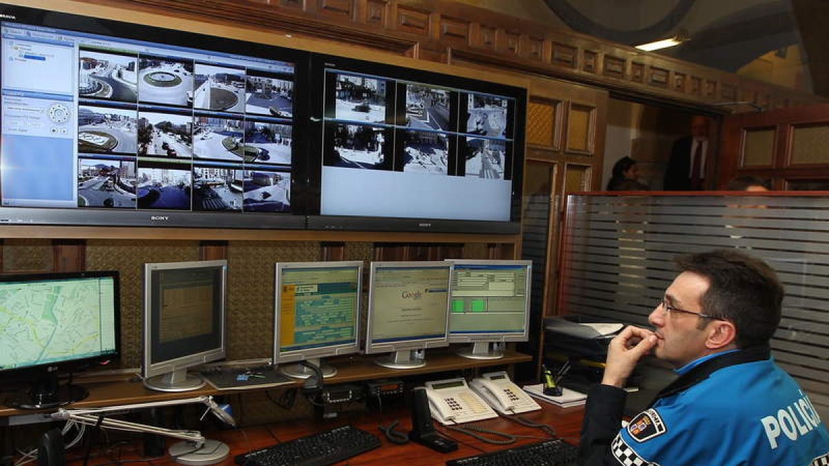 La sala del sistema de videovigilancia de tráfico y seguridad vial del Ayuntamiento.