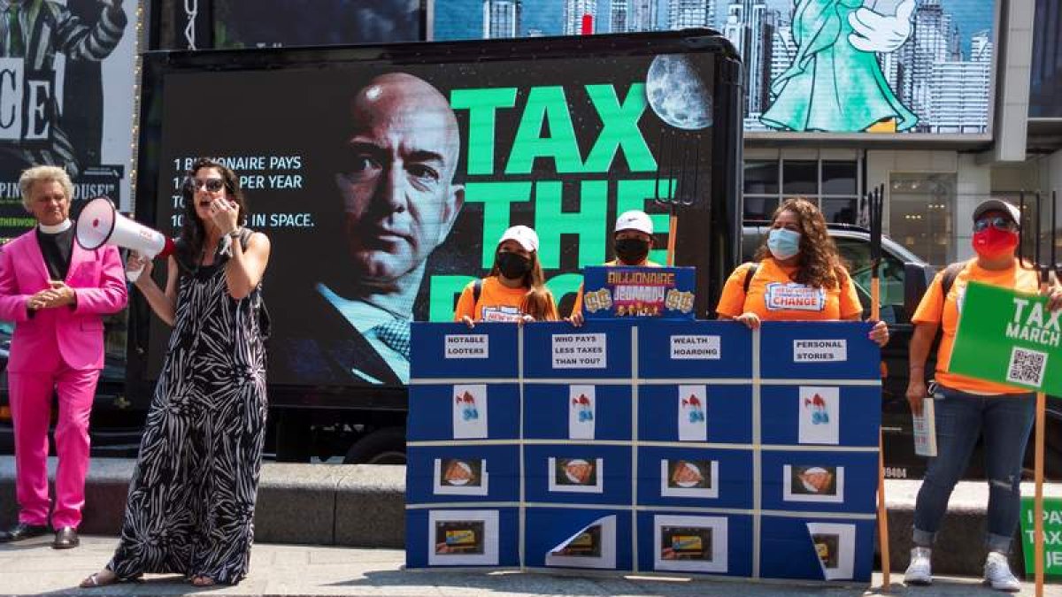 Manifestantes de Nueva York pedían este verano una tasa impositiva más alta para los millonarios como Bezos. JUSTIN LANE