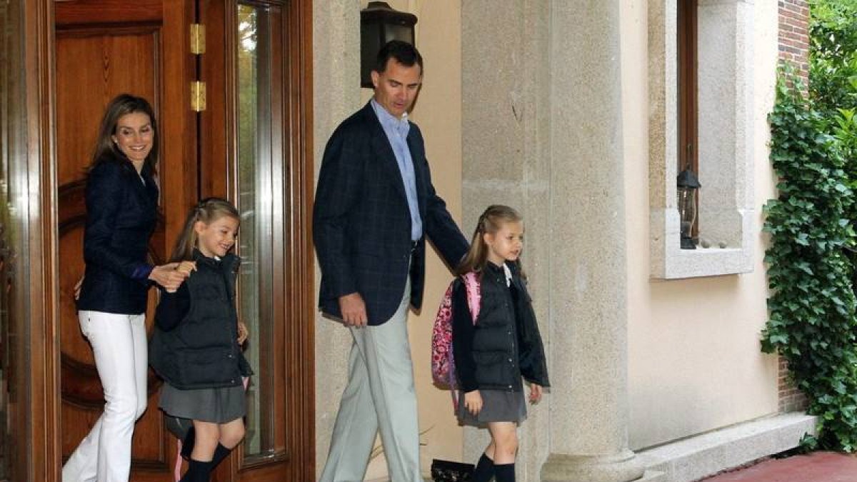 Los Príncipes de Asturias, junto a las infantas Leonor y Sofía, a la salida de su residencia para entrar en el vehículo con el que se han desplazado al colegio Santa María de los Rosales