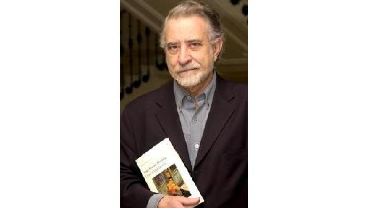 El leonés José María Merino sostiene su libro «Días imaginarios»