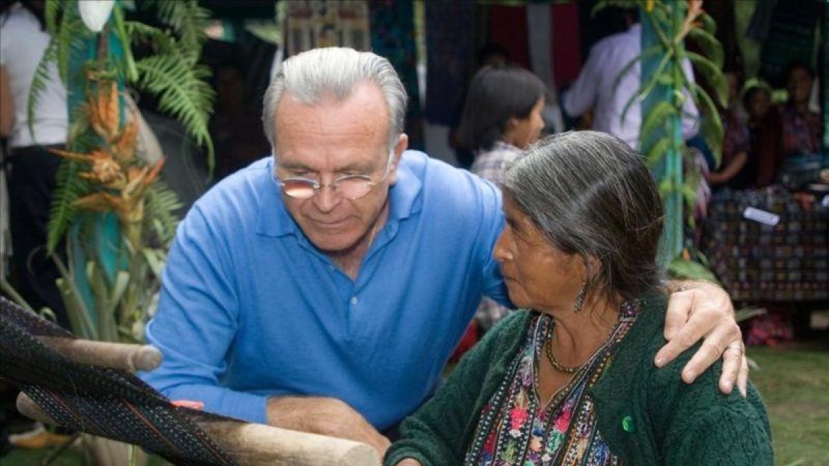 El presidente de la Fundación La Caixa, Isidre Fainé, con una indígena guatemalteca.