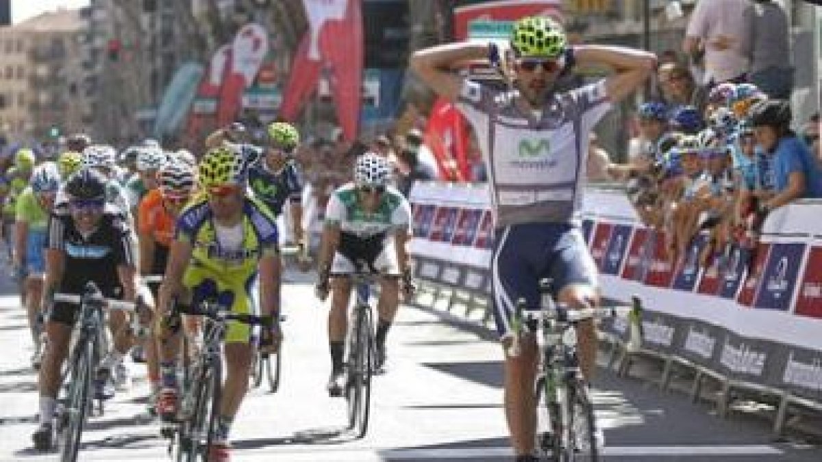Ventoso celebra su segundo triunfo en la Vuelta tras superar al sprint a Ribeiro, Downing y Galdós.