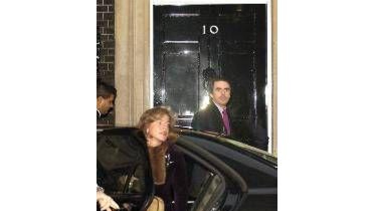 Ana Botella y José María Aznar, ayer, a su llegada a Downing Street