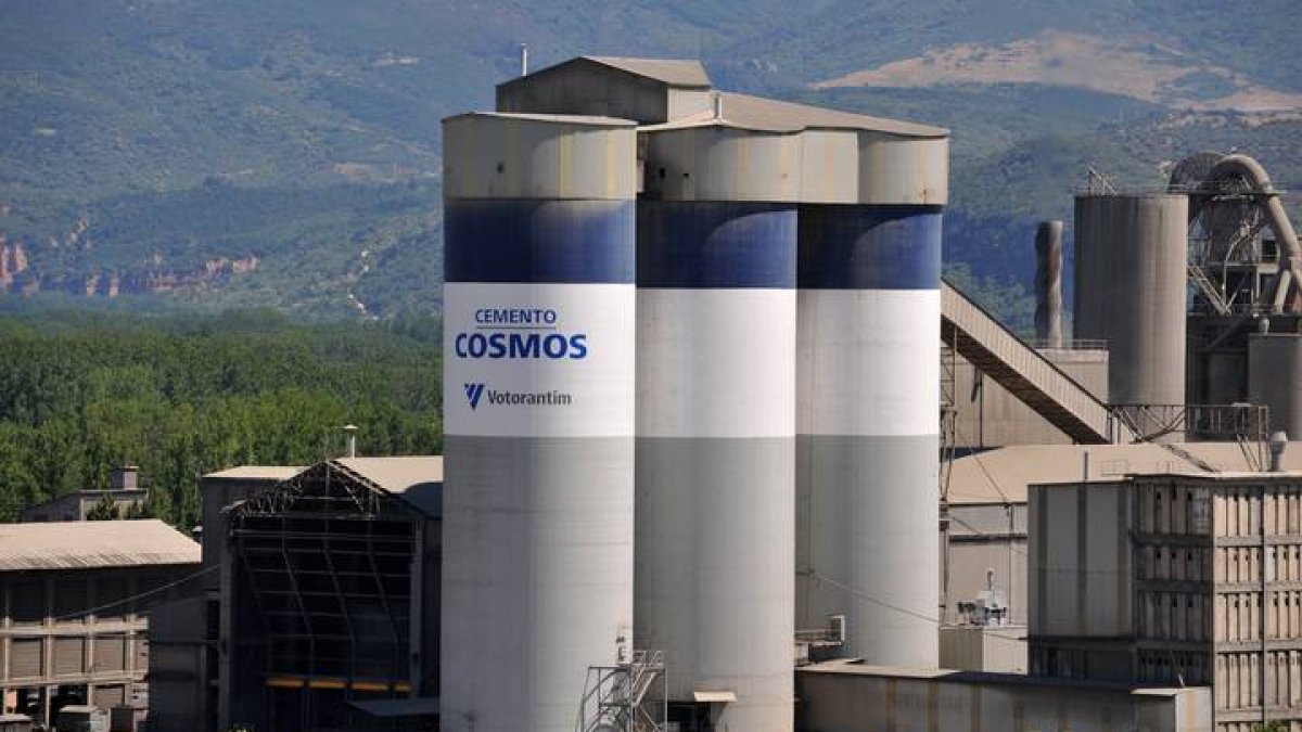 Empresa de cemento Cosmos, en Toral de los Vados. ARCHIVO