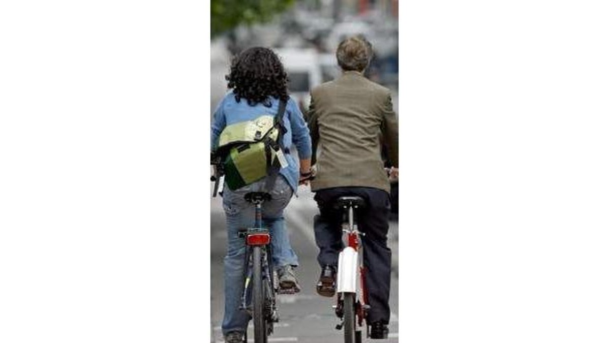 Dos usuarios del carril-bici de Barcelona.