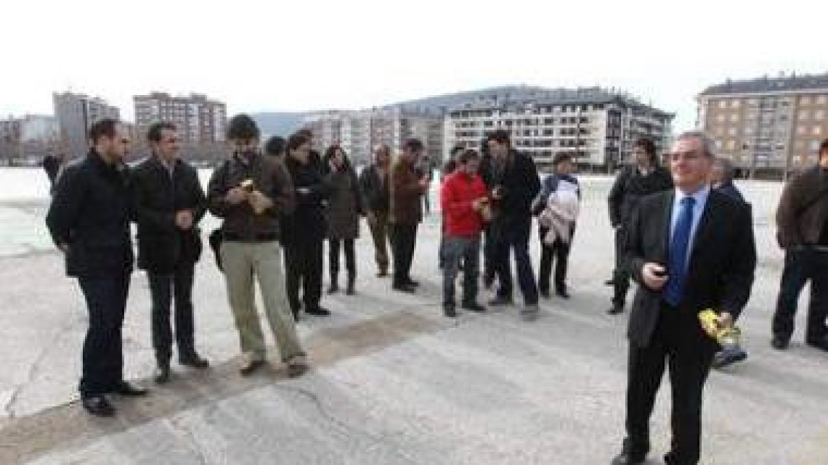 Los arquitectos visitaron ayer con el edil de Urbanismo (derecha) la explanada del viejo Carrefour.