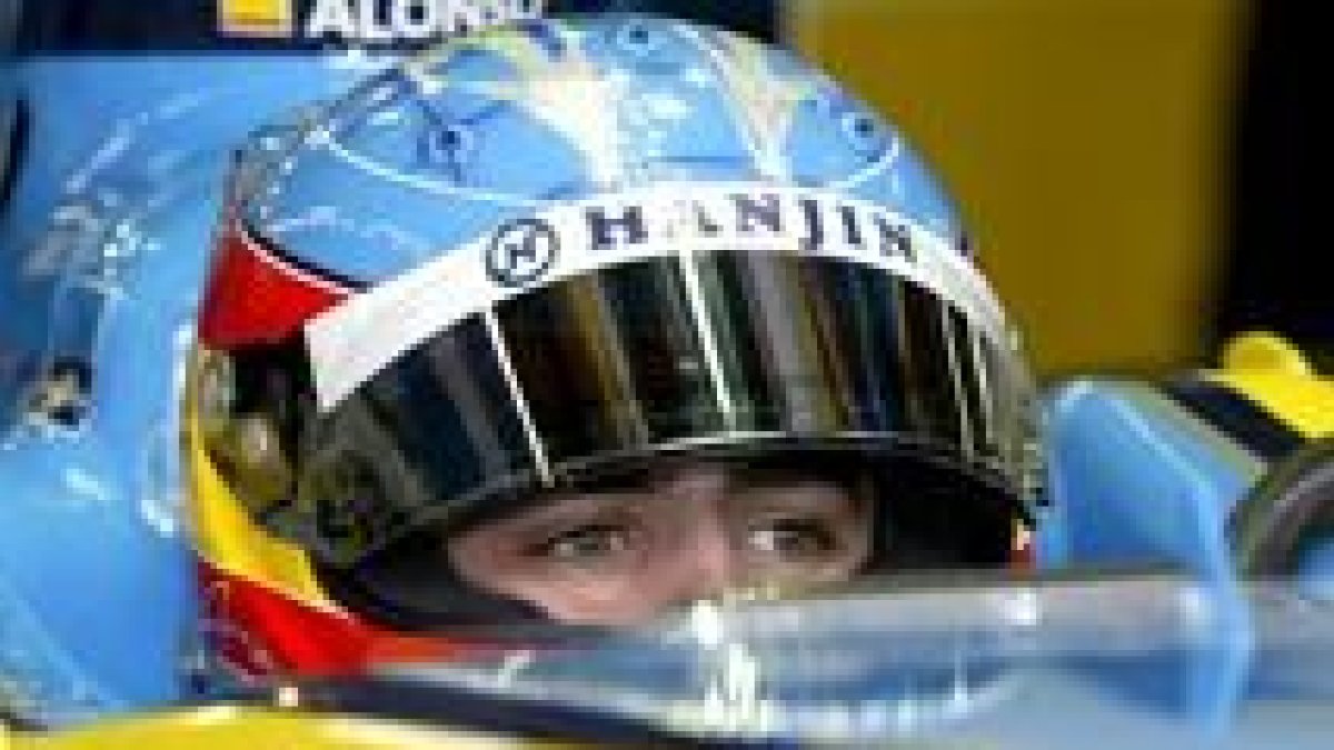 Fernando Alonso se concentra antes de salir a realizar la sesión de calificación de ayer sábado