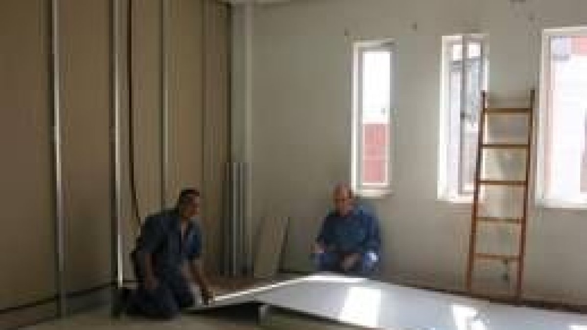 Dos de los obreros que trabajan para reformar la tercera planta del centro cultural Infanta Cristina