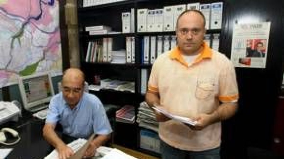 Alberto Zapico y Javier Campos, ayer en el despacho de la agrupación municipal socialista