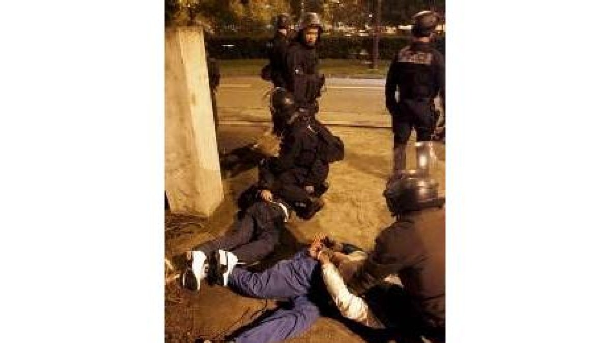 Policías antidisturbios arrestan a unos jóvenes en Toulouse