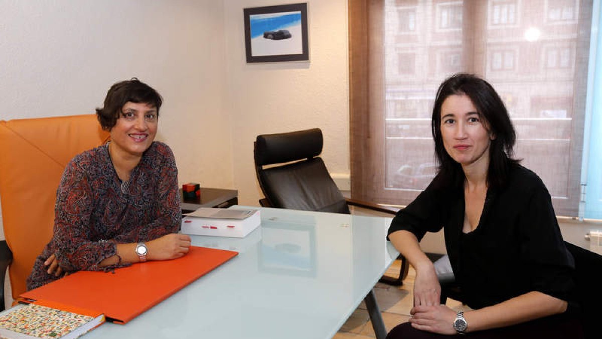 Celia Rodríguez Herreras, trabajadora social, y Silvia Muñoz Manceñido, psicóloga de Muro, emprendedoras de la salud.