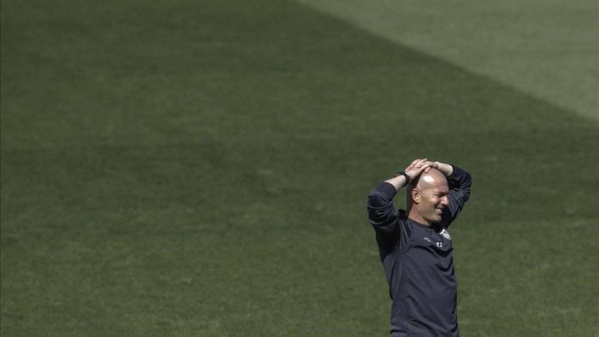 Zidane, durante el entrenamiento del Madrid este martes en Valdebebas.