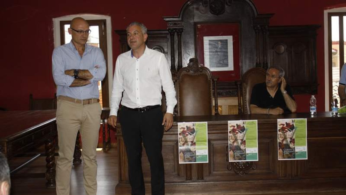 El profesor Javier Rodríguez y el alcalde de Cistierna Nicanor Sen, en la inauguración del curso. CAMPOS