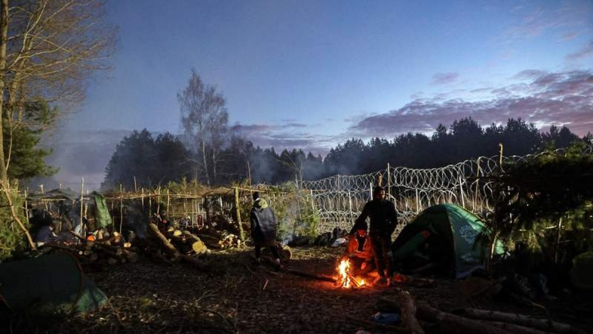 Los migrantes, a la intemperie junto a la alambrada entre la frontera de Bielorrusia y Polonia. STRINGER
