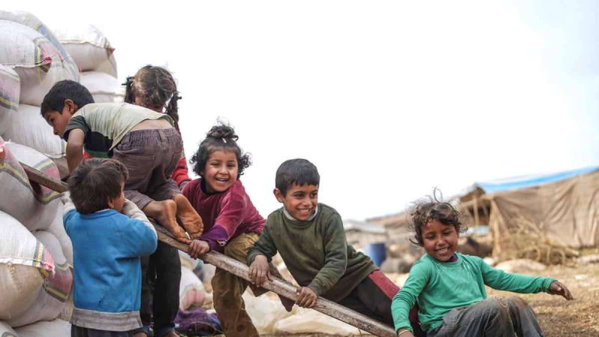 Un grupo de niños juega en el campamento de Idlib. YAHYA NEMAA