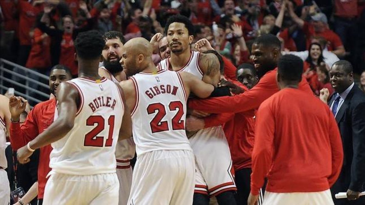 Los jugadores de los Bulls felicitan a Derrick Rose tras el decisivo triple del base ante los Cavaliers.
