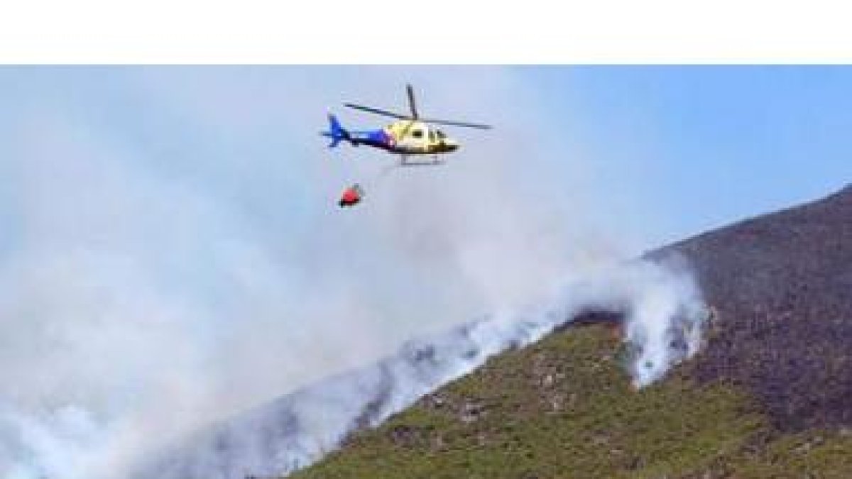 Extinción de un incendio en el Bierzo Oeste, el año pasado.