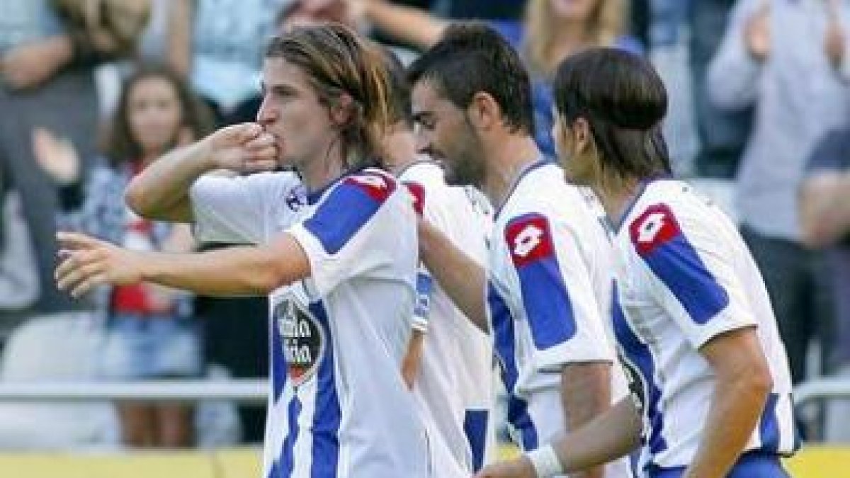 Filipe Luis celebra el gol que dio los tres puntos al Deportivo.