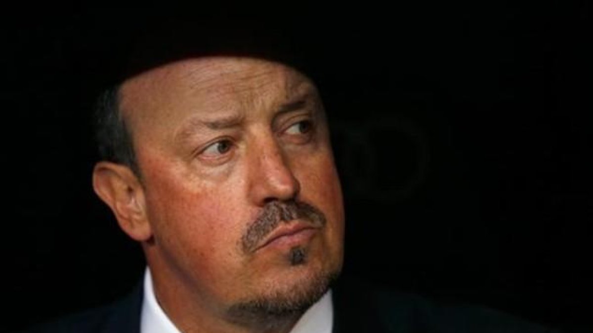 Benítez, con el rostro serio, durante el clásico del sábado en el Bernabéu.