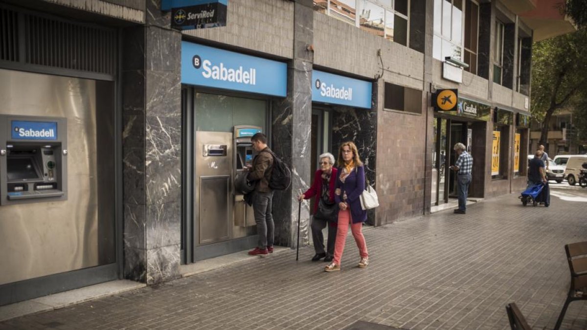 Oficinas de Banco Sabadell y CaixaBank.