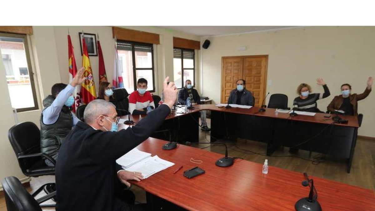 Imagen de archivo de un pleno en la casa consistorial del Ayuntamiento de Cacabelos. L. DE LA MATA
