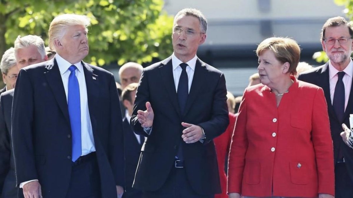 El presidente estadounidense  Donald Trump , el secretario general de la OTAN , Jens Stoltenberg, y la cancillera alemana, Angela Merkel, en Bruselas.