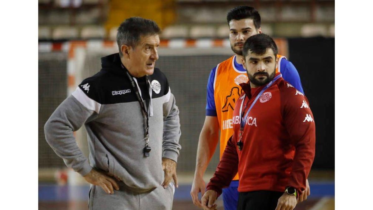 Cadenas, Luis Puertas y el recién incorporado Natán Suárez, ayer en el entrenamiento. JESÚS F. SALVADORES