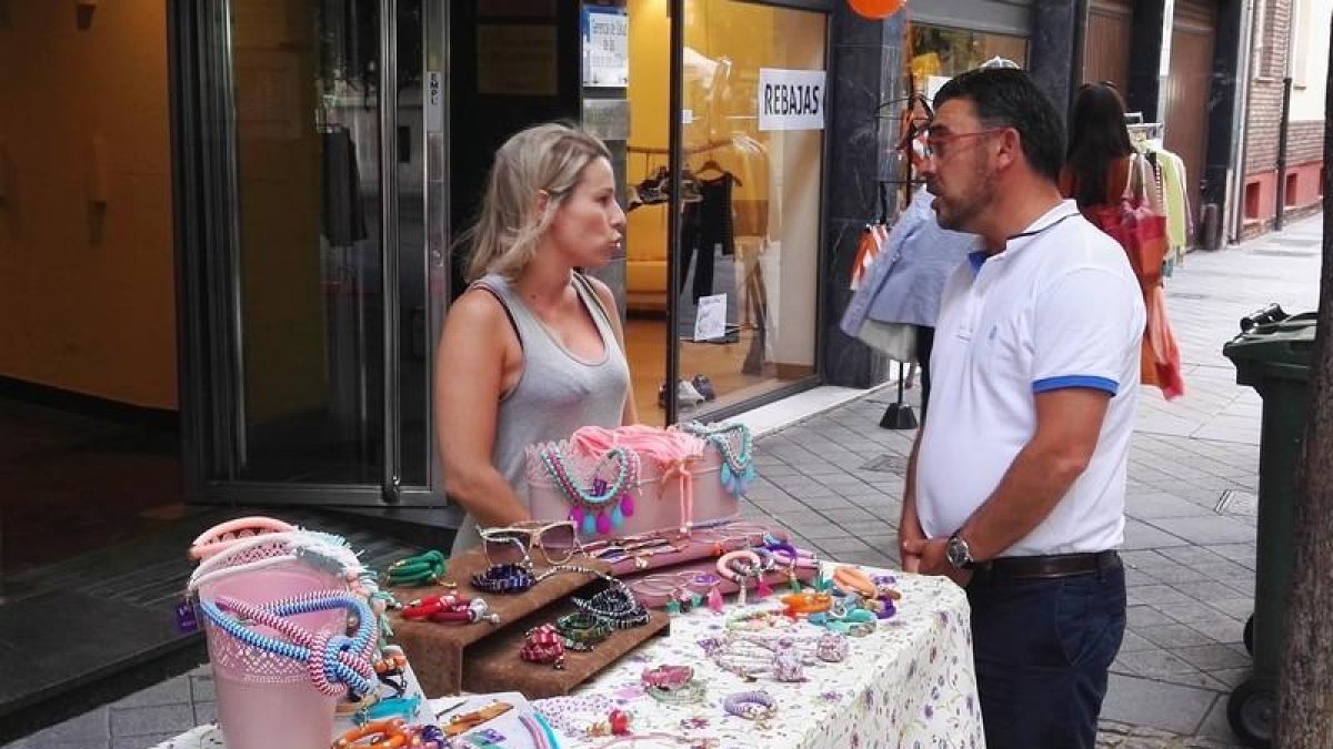 El concejal Pedro Llamas visita uno de los comercios que ha instalado su tienda en la calle. CÉSAR