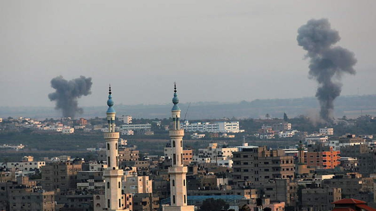 Columnas de humo tras un ataque aéreo de Israel en el sur de la franja de Gaza.