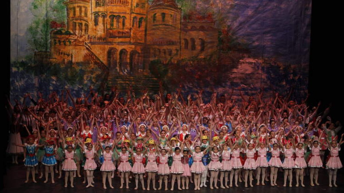 Foto de familia de los alumnos de la Escuela de Danza de León, al terminar la representación de ‘La princesa cisne’ en el Auditorio Ciudad de León.