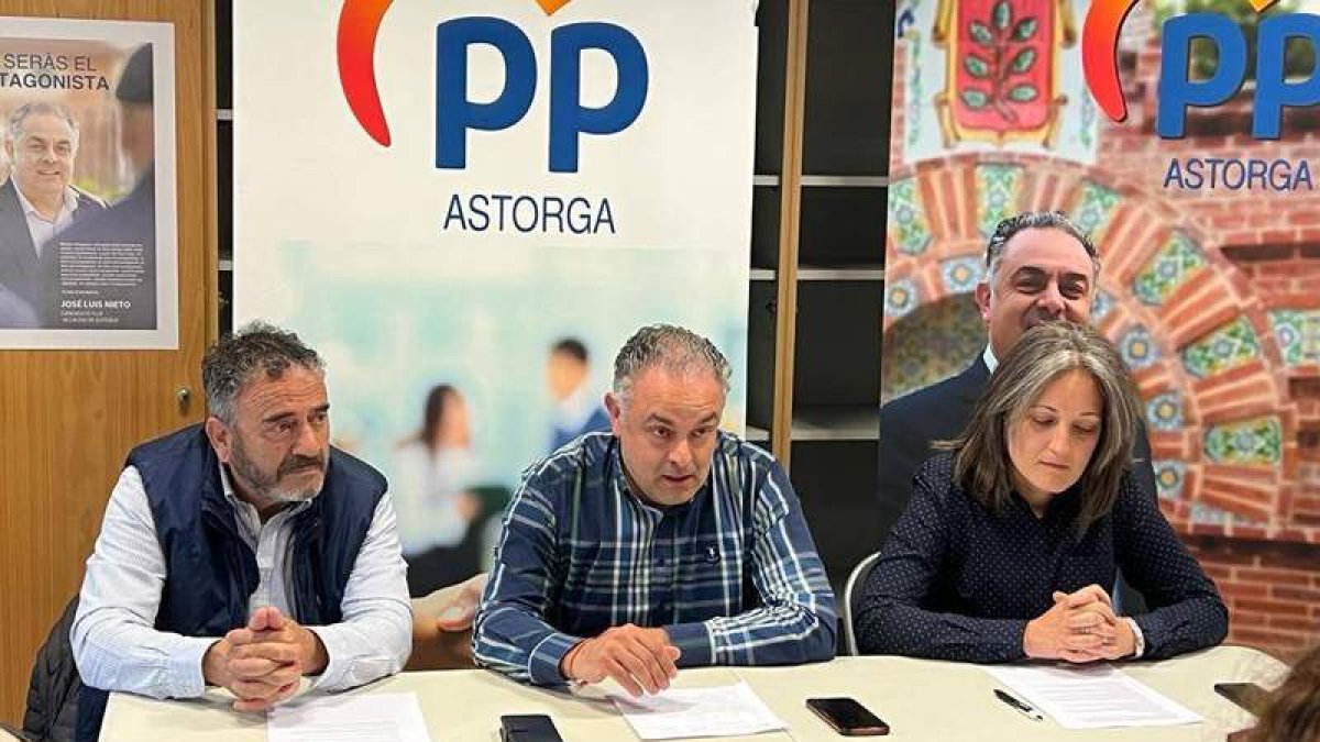 Fernando Barriales, José Luis Nieto y Graciela Espiñeira ayer, durante la rueda de prensa en Astorga. DL