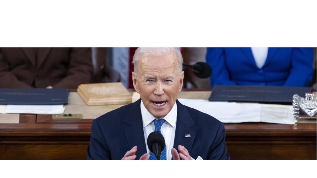 El presidente de los Estados Unidos, Joe Biden, pronuncia su primer discurso sobre el Estado de la Unión ante los legisladores en el Capitolio de los Estados Unidos en Washington. EFE EPA JIM LO SCALZO  POOL