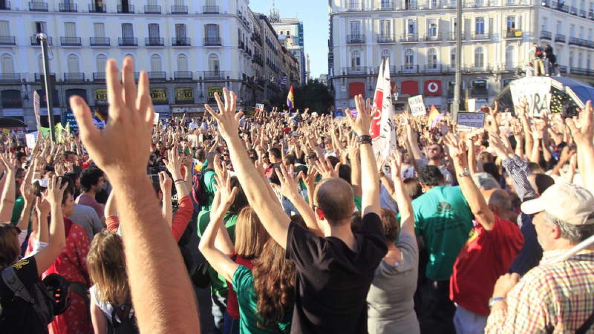 Varios miles de personas volvieron a concentrarse ayer en la Puerta del Sol de Madrid, .