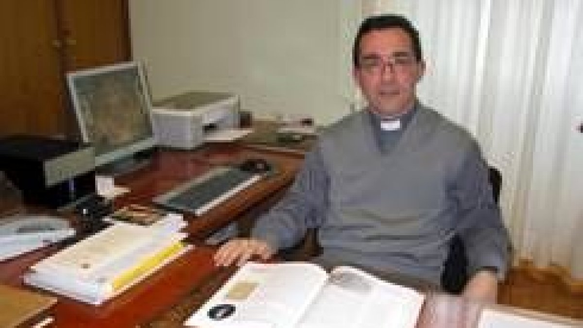Francisco Javier Gay posa en su despacho, en el rectorado del seminario de Astorga