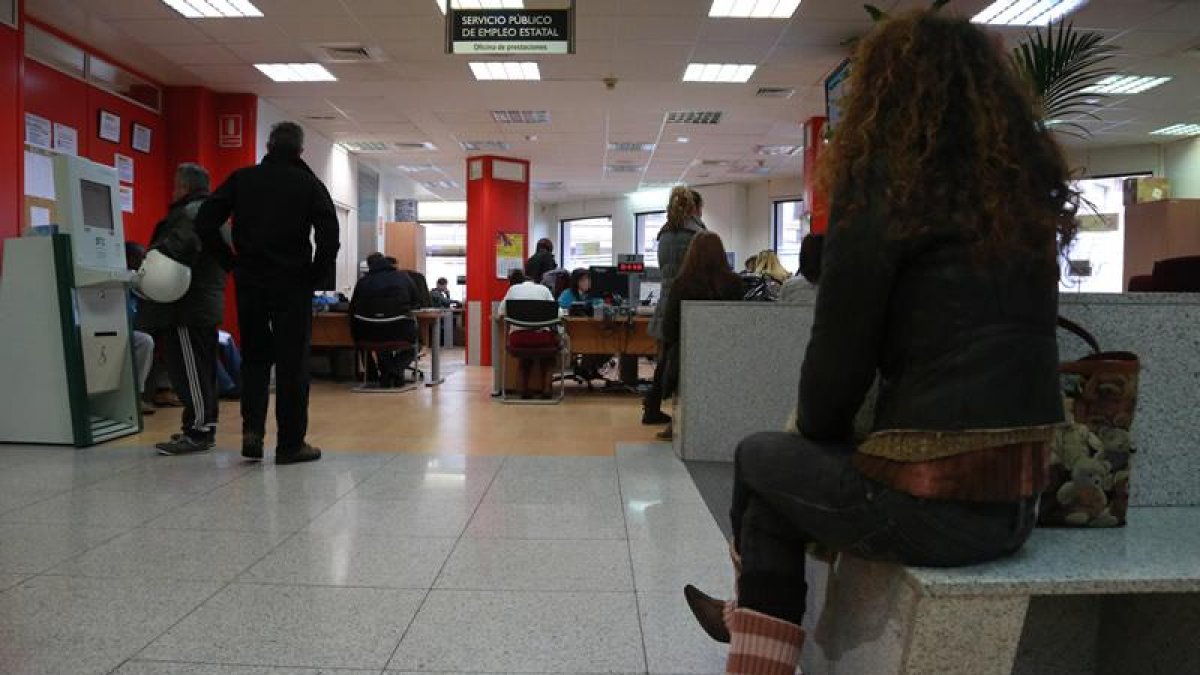 Desempleados esperan su turno en una oficina de empleo de la capital.