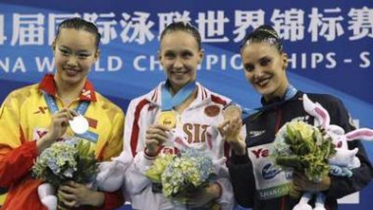 La rusa Natalia Ischenko (centro), la china Huang Xuechen y la española Andrea Fuentes, con sus meda