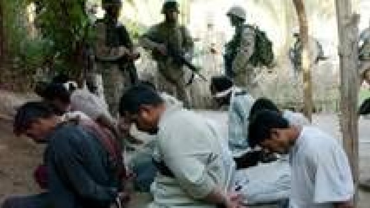 Los marines vigilan a un grupo de iraquíes hechos prisioneros en Ramadi por apoyar la rebelión