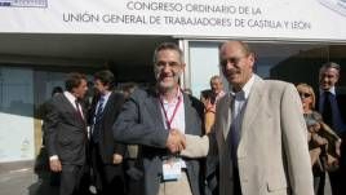 Agustín Prieto y Mariano Carranza se saludan al inicio del congreso que concluye hoy en León