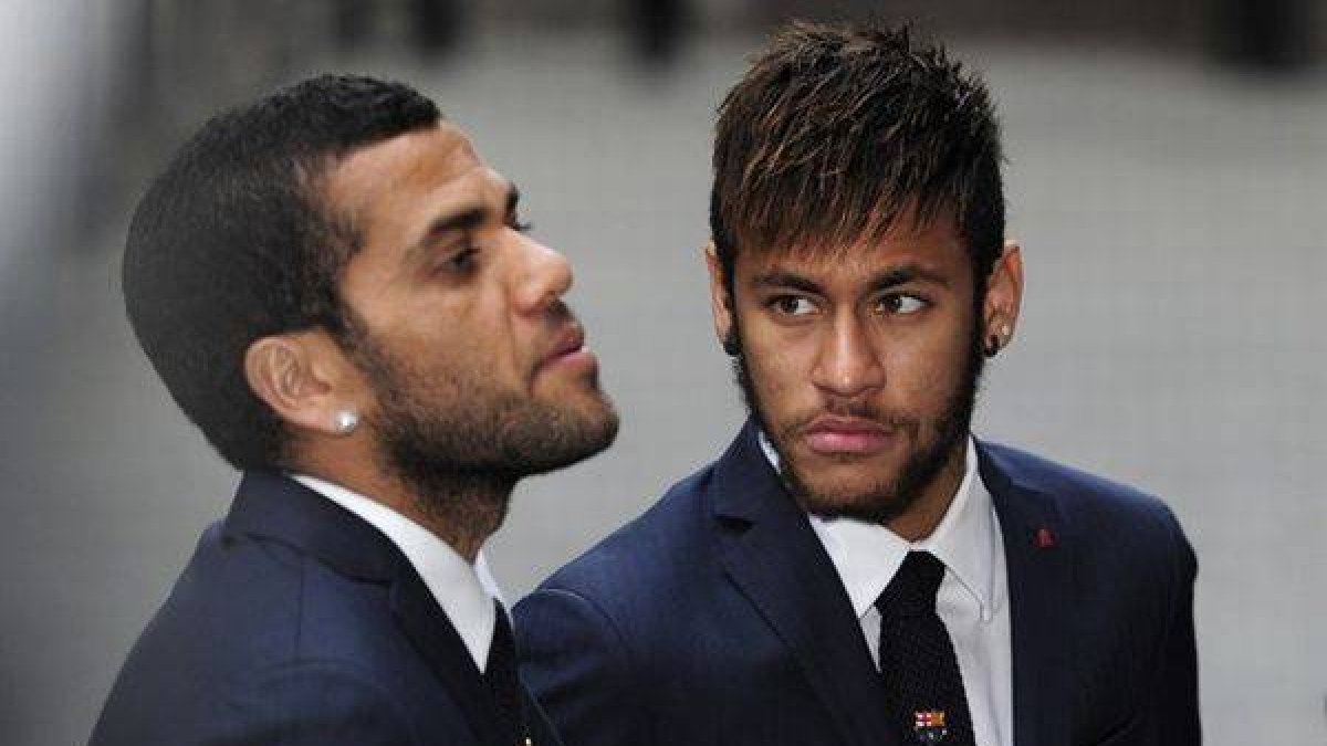 Alves, junto a Neymar, ayer, en el funeral de Tito Vilanova en la catedral de Barcelona.