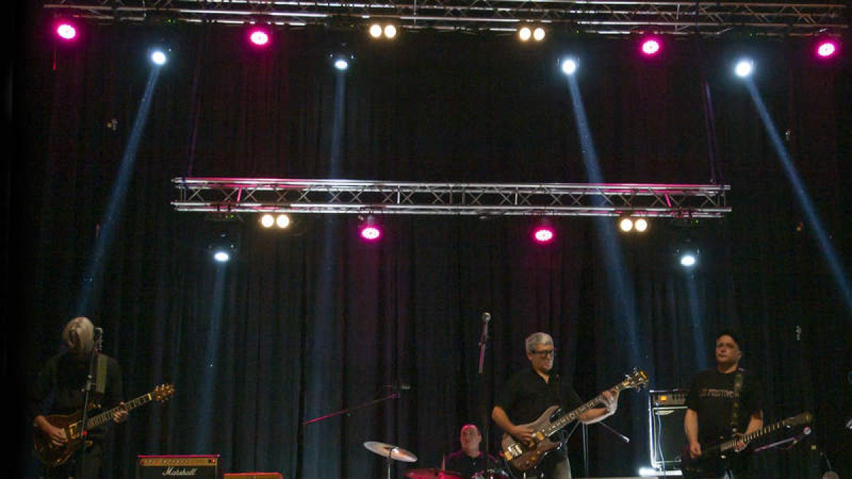 Nino Espadas, Miguel Manero, Manuel Ortega Prieto y Carlos Luxor, Los Positivos, durante un concierto. VICENTE L. TOFIÑO
