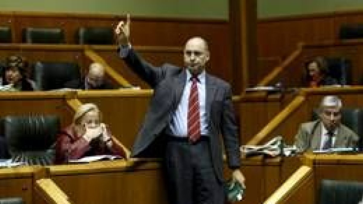 El portavoz socialista, Rodolfo Ares, pide la palabra, ayer, en el Parlamento vasco