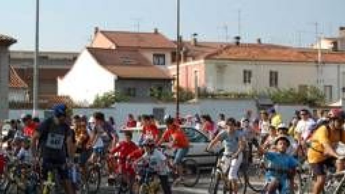 Casi 300 vecinos participaron en la marcha ciclista en el Día Sin Coche