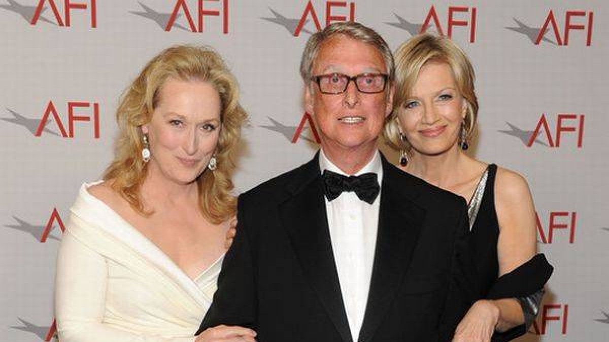 Mike Nichols posa con el premio a toda su carrera junto a su esposa, Diane Sawyer (derecha), y la actriz Meryl Streep, en junio del 2010.