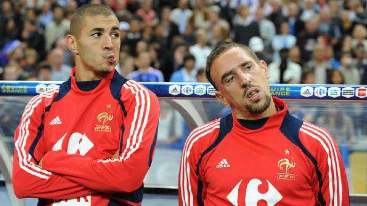 Karim Benzema (izquierda) y Franck Ribéry, durante un partido de la selección francesa.