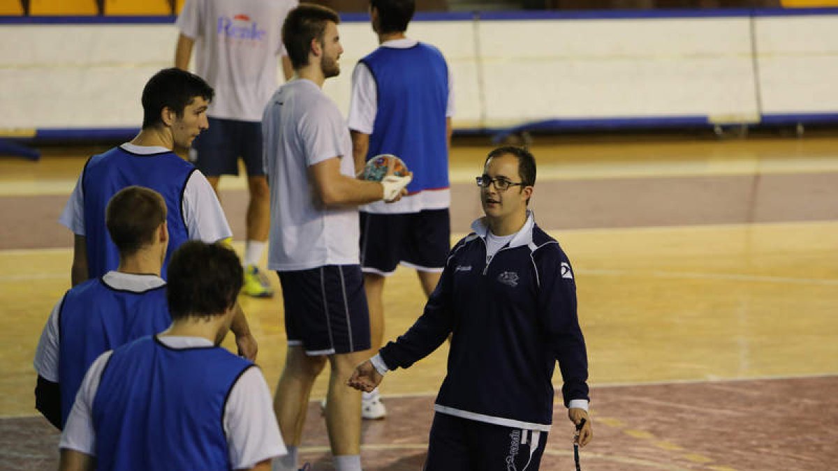 Dani Gordo dirige a sus jugadores durante uno de los entrenamientos en el Palacio.